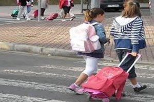 Niños camino a escuela