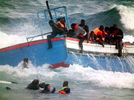Rescatan a seis personas que viajaban en embarcación ilegal