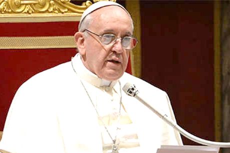 El papa insta a sacerdotes a “ensuciarse” con heridas y angustias de la gente