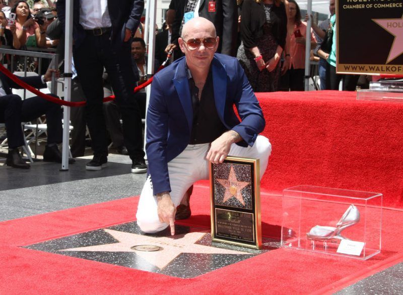 Pitbull recibe una estrella en el Paseo de la fama en Hollywood