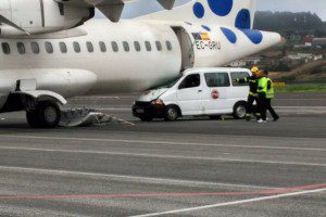 la conductora del vehículo y su acompañante fueron atendidas por los servicios médicos del propio aeropuerto sin sufrir daños graves.