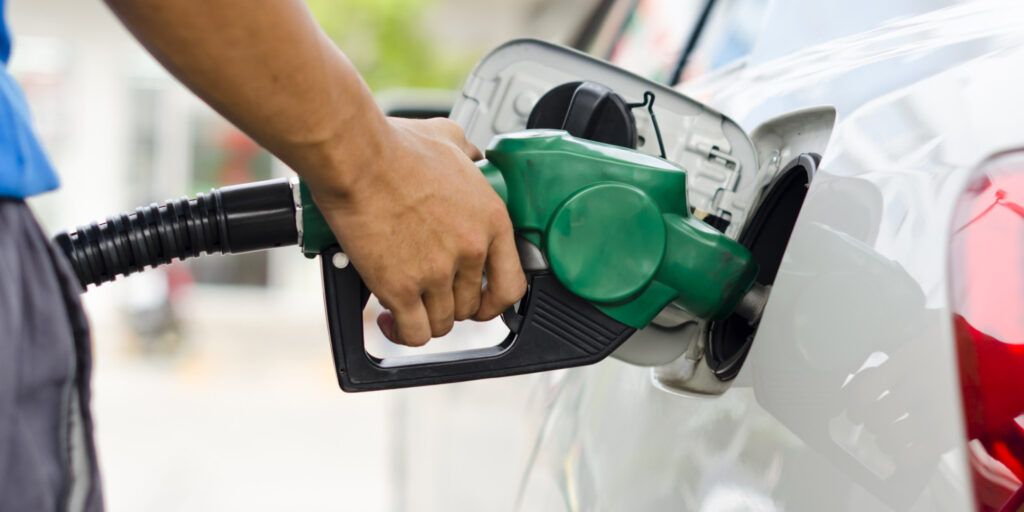 Gasolinas bajan más de 20 pesos