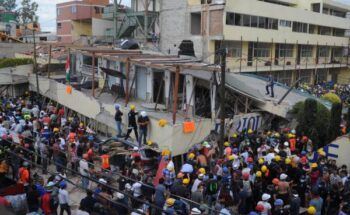 32 niños muertos en derrumbe de colegio por sismo en México