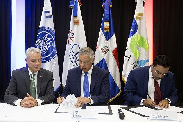 Hacienda, Aduanas y el CEI-RD firman acuerdo de cooperación interinstitucional