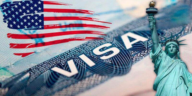 Trump ordena restringir visas de trabajo y tarjetas de residencia