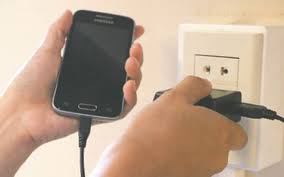 Mujer muere electrocutada cuando conectaba su celular a cargar