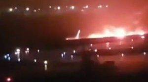 18 heridos al incendiarse un avión en Rusia