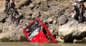 Muere ahogado tras vehículo caer en un río en Mao