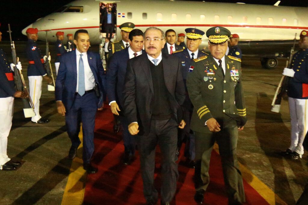 Danilo Medina regresa al país procedente de China