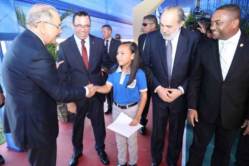 Presidente Danilo Medina entrega Centro Educativo en Sabana Perdida