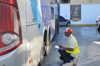Autoridades revisan vehículos que brindará viaje a La Altagracia