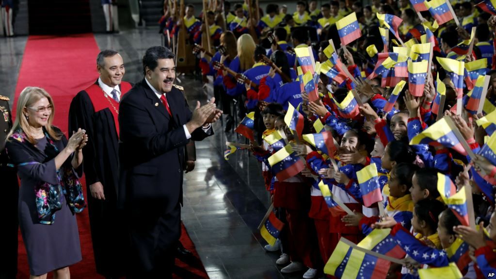 Maduro juramenta como presidente hasta 2025 en medio del rechazo internacional