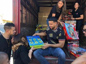 Romeo Santos está en RD entregando juguetes a niños de escasos recursos