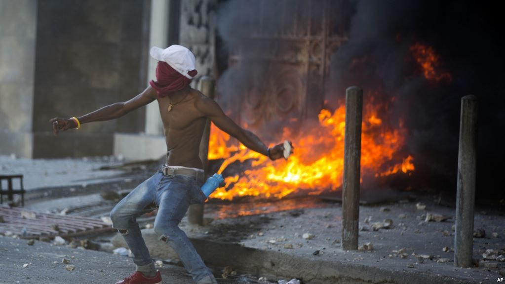 En Haití reabren negocios tras protestas violentas