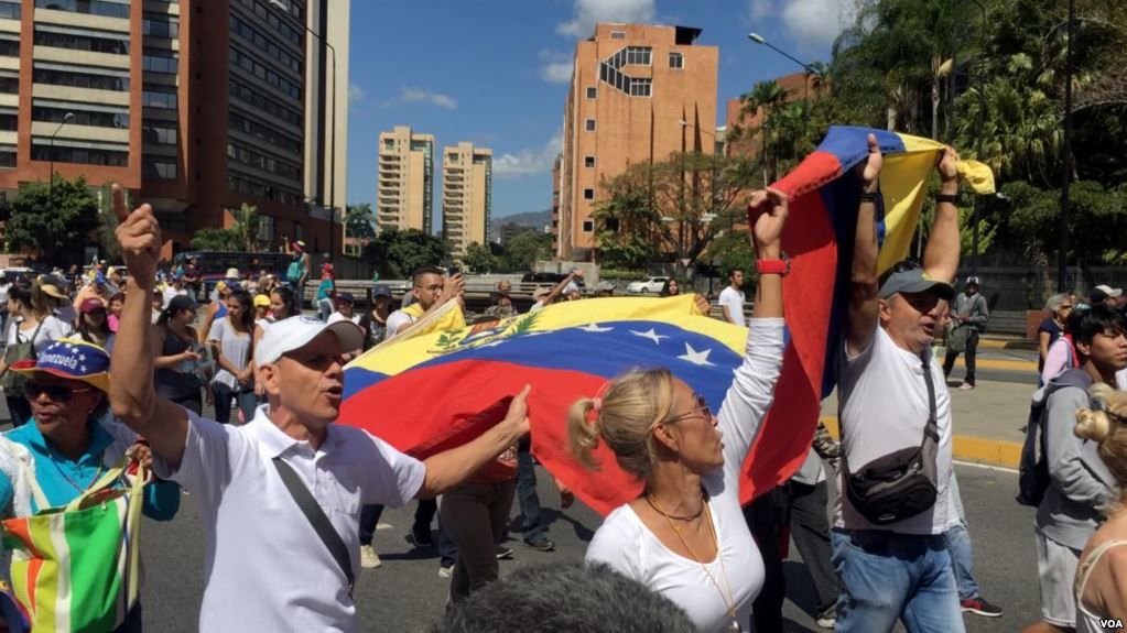 Venezuela marcha el martes a favor y en contra del ingreso de la ayuda humanitaria