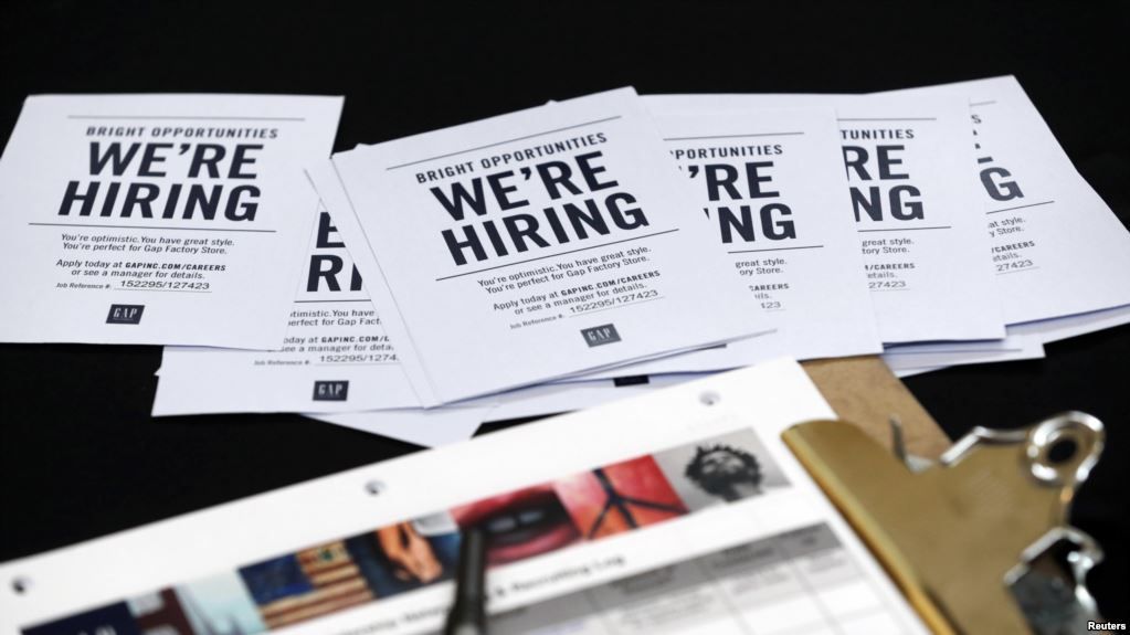 EE.UU. agrega solo 20.000 empleos; el desempleo cae a 3,8%