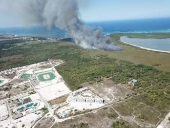 Bomberos tratan de impedir que fuego afecte hotel y centro comercial en Punta Cana