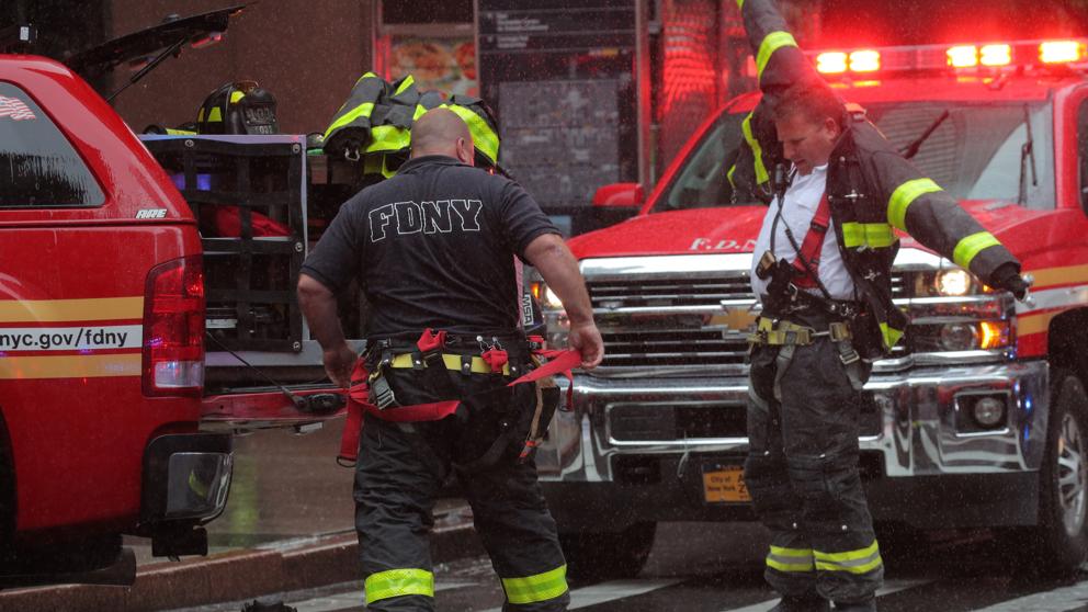Helicóptero se estrella contra un edificio en NY