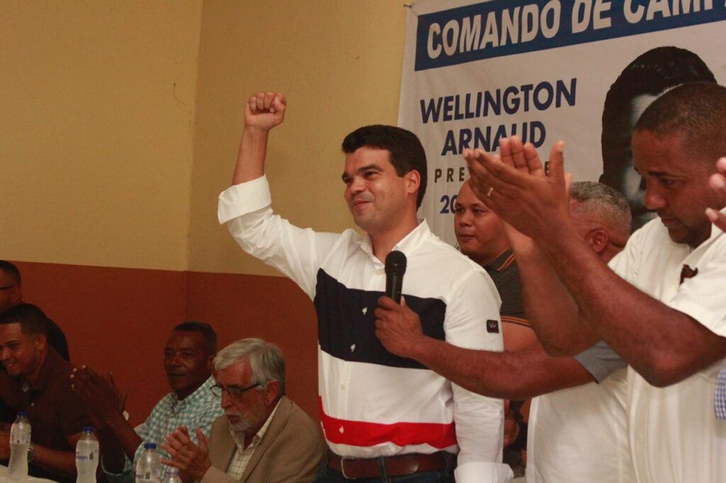 Wellington Arnaud juramenta equipos de campaña provincia San Juan de la Maguana
