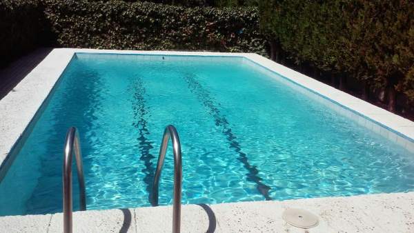 Muere niña electrocutada en una piscina en EE.UU