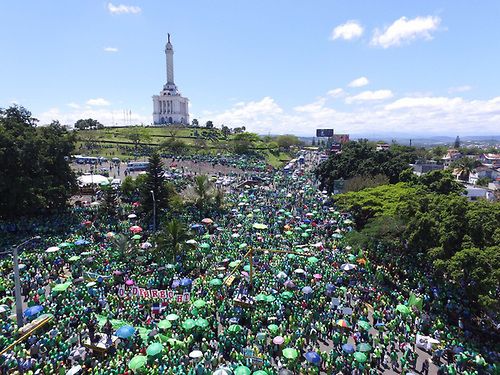 Cientos marchan en Santiago contra la corrupción y la reelección de Medina