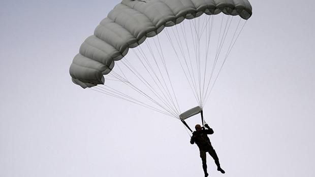 VIDEO: Paracaidista salva su vida milagrosamente