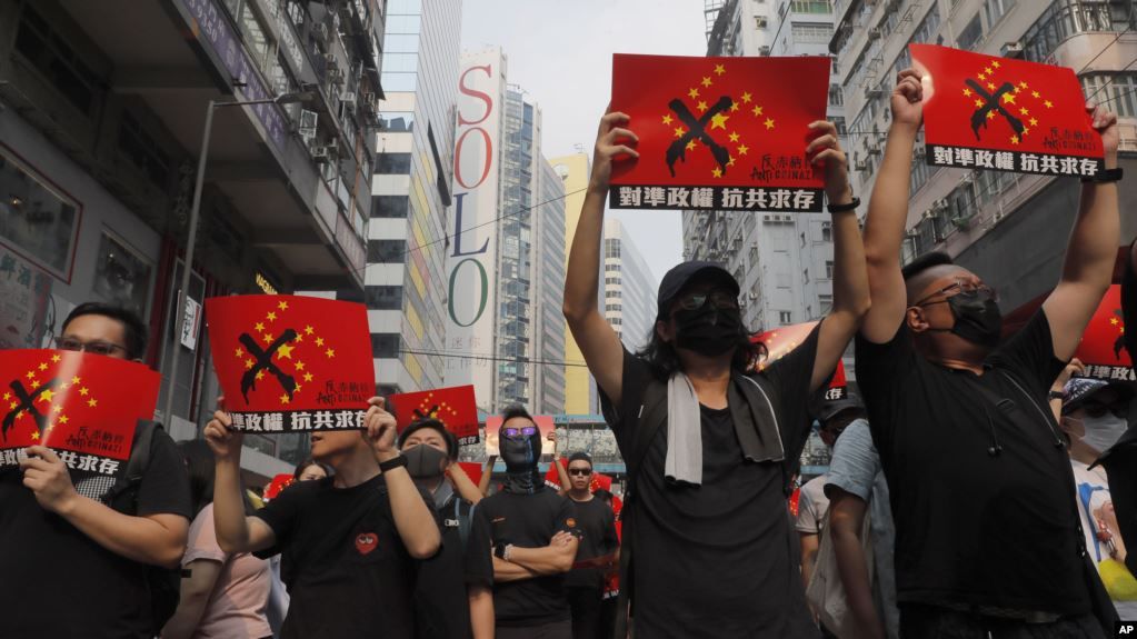Más violencia en Hong Kong marchan antes del Día Nacional