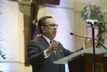 Gobernador Valdez Albizu informa que la economía creció 5.1 % en el mes de septiembre
