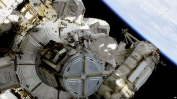 Reanudan reemplazo de baterías en estación espacial