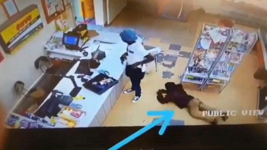 (VIDEO) Cliente le roba a un ladrón armado mientras asaltaba un supermercado