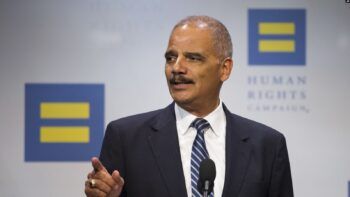 Microsoft contrata a exsecretario de Justicia como auditor