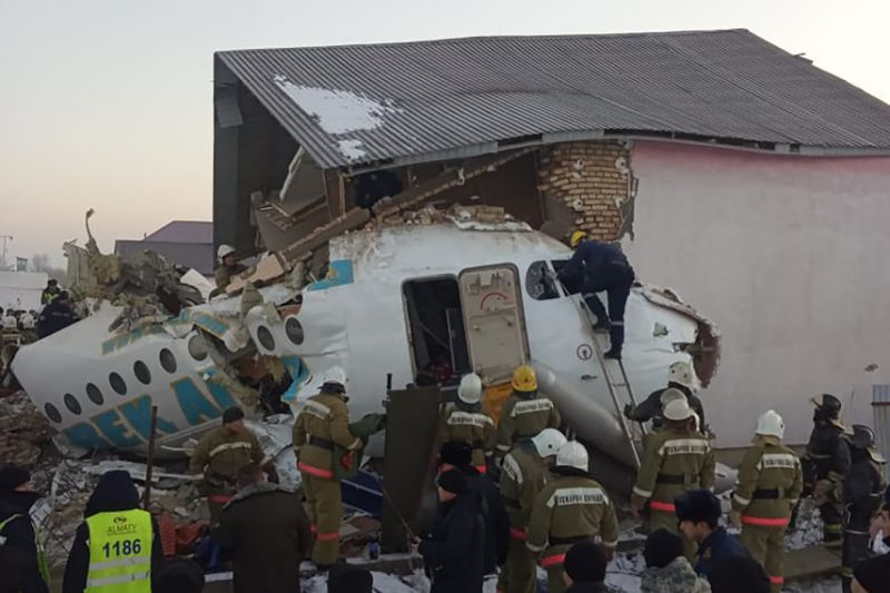Avión de pasajeros se estrella en Kazajistán y causa 15 muertos