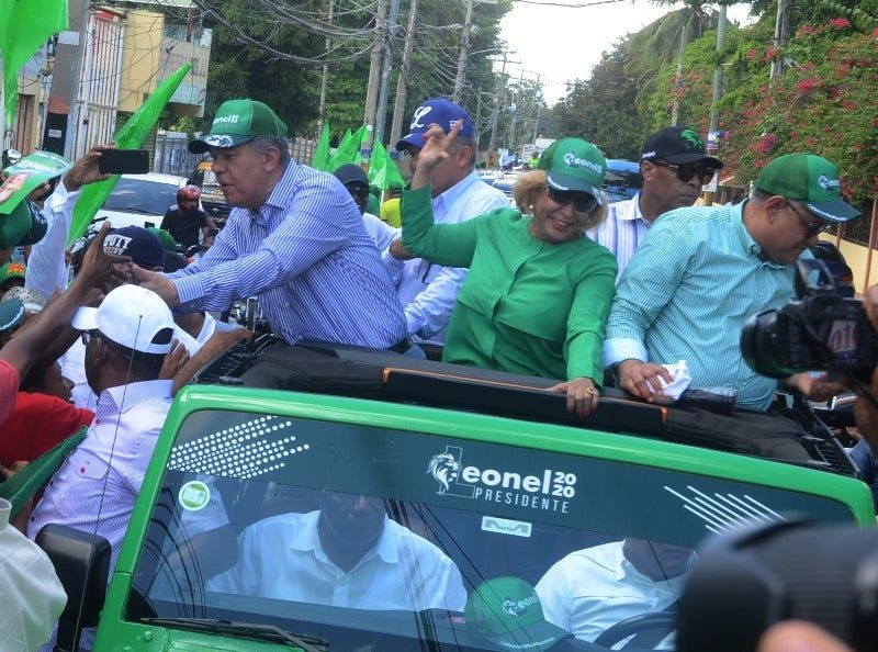 Leonel Fernández apoya candidatos alcaldes en caravana