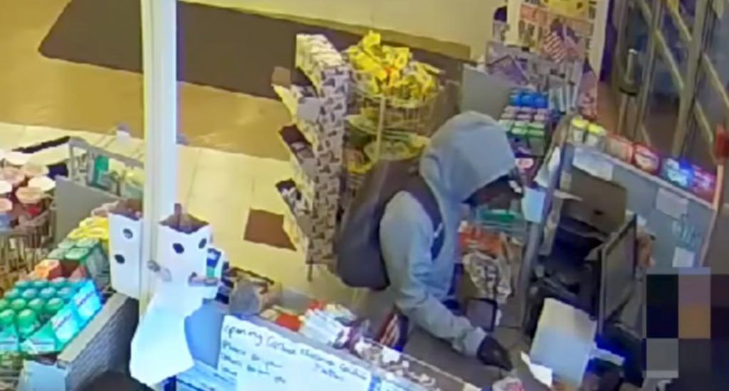 (VIDEO) Hombre roba farmacia alegando que su hijo esta enfermo 