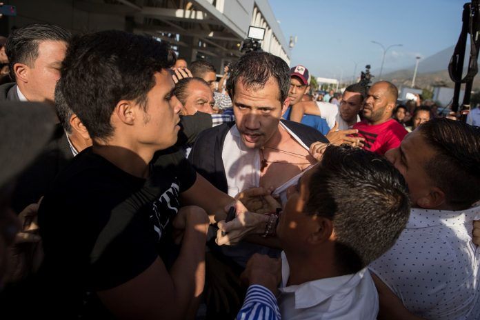 Guaidó regresa a Venezuela y lo reciben con paliza
