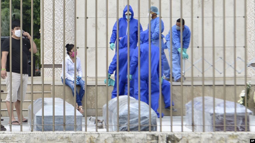 Ecuador comienza a enterrar a sus muertos en medio de crisis por la pandemia