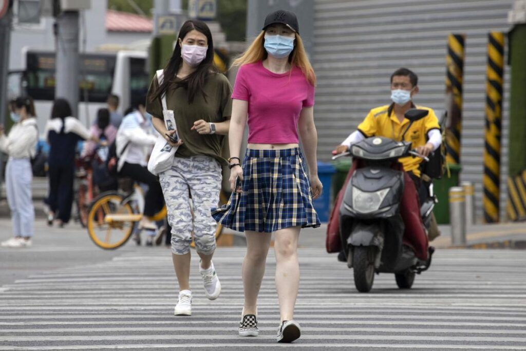 China enfrenta nuevo brote; EEUU debate uso de mascarillas
