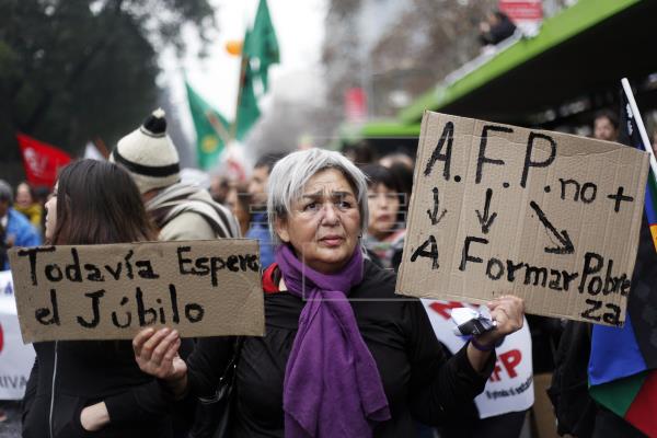 Trabajadores empiezan a retirar su dinero de las AFP en Chile