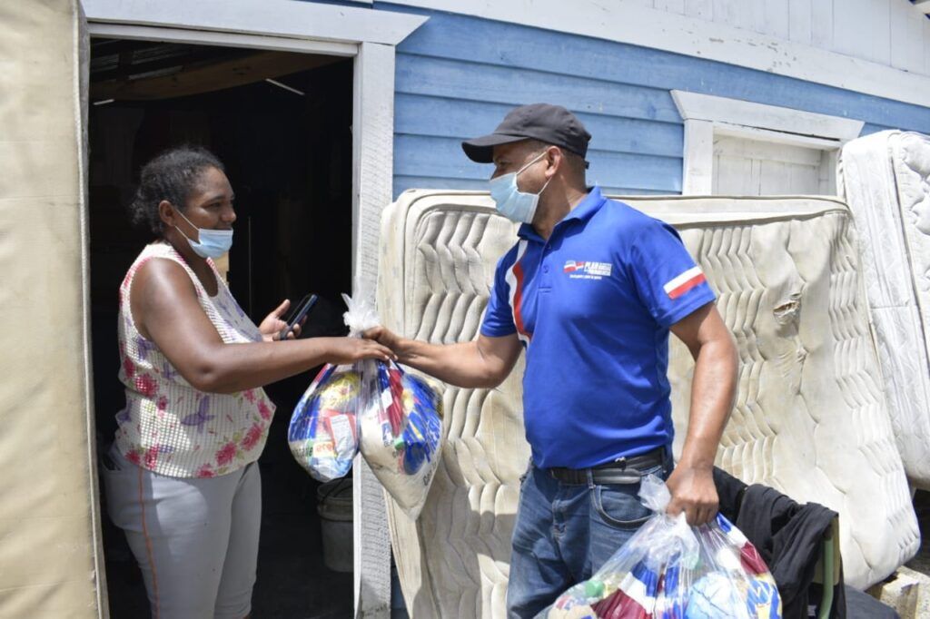 Gobierno entrega alimentos y artículos del hogar a familias afectadas por tormenta en Hato Mayor