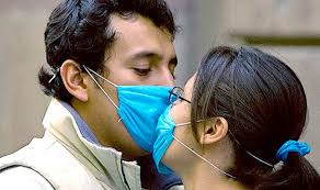 Recomiendan evitar besos y utilizar mascarillas durante el sexo durante la pandemia