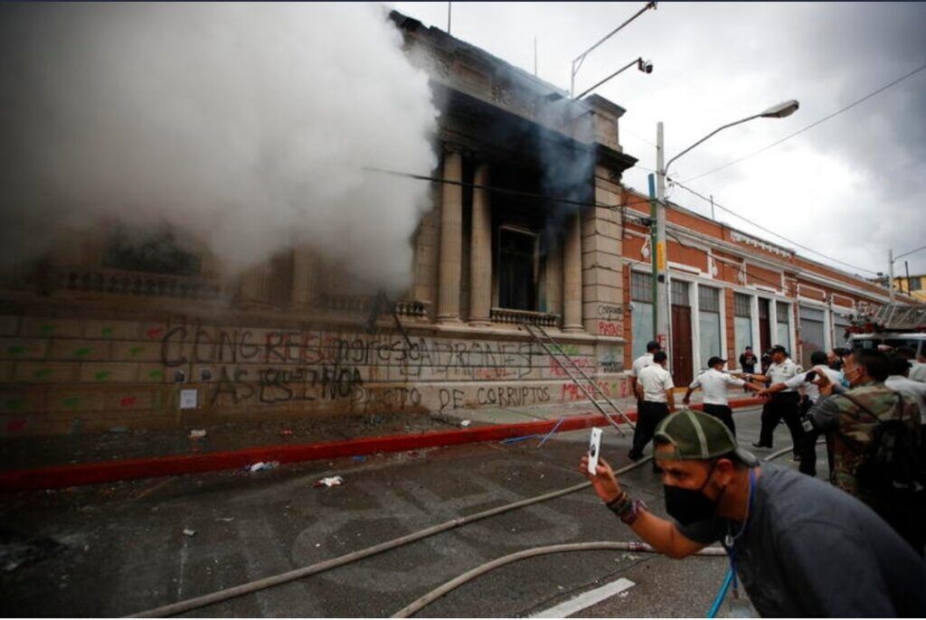 Prenden fuego al Congreso de Guatemala 
