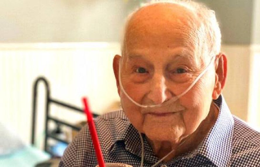 Anciano de 104 años le gana la batalla al COVID-19