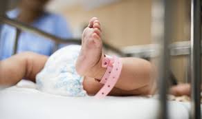 Enfermera deja caer recién nacido  por contestar celular