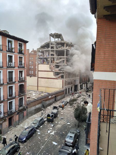 Explosión destruye tres plantas de un edificio en España