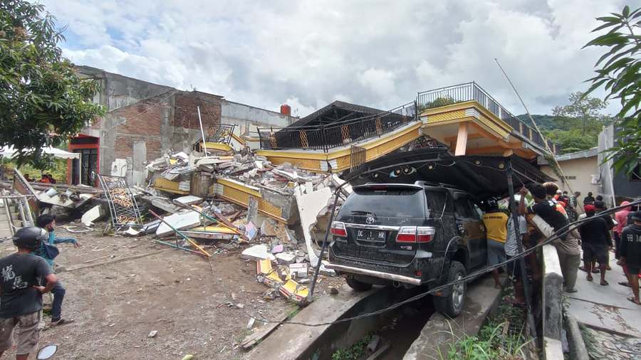37 muertos por un fuerte sismo en Indonesia