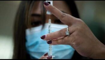 Enfermera se contagia de Covid-19 mientras vacunaba contra esta enfermedad