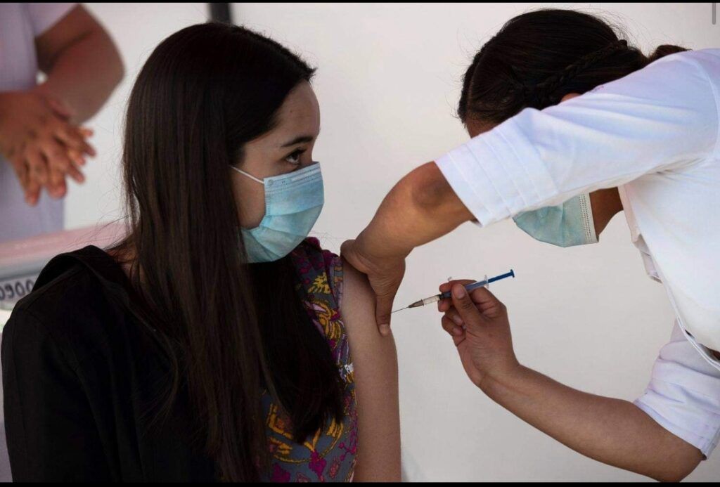 Una doctora en México sufre reacciones graves tras recibir la vacuna de Pfizer