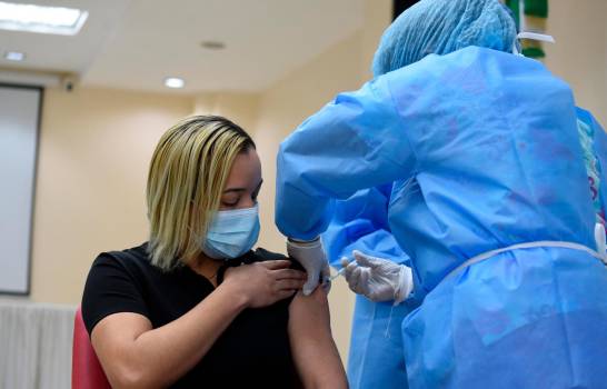 Doctora vacunada contra el COVID-19 en Santiago presentó “efectos menores”