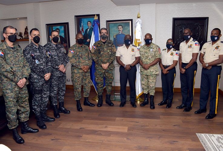 Ministro de Defensa y Director PN se reúnen con altos mandos de la policía haitiana