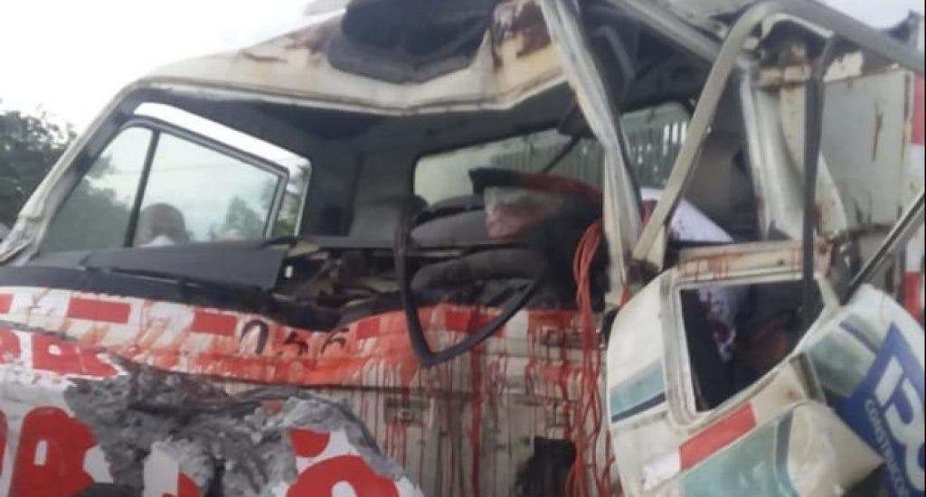 Hombre pierde la vida al chocar camión que conducía con poste del tendido eléctrico en Azua